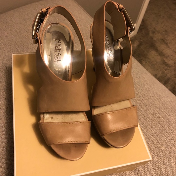 MICHAEL Michael Kors ‘Carla’ Sandal - Picture 3 of 7